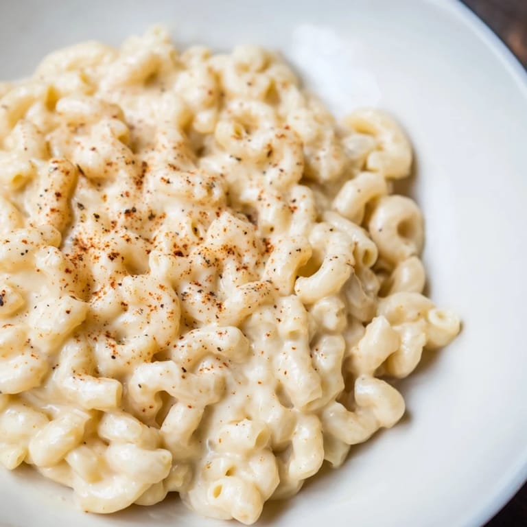 Homemade Easy Tinis Mac & Cheese: a comforting American classic, ready to be served hot.